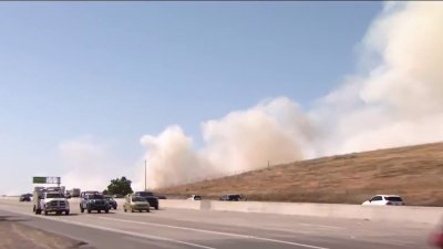 Brush fire burns along Highway 4 in Antioch