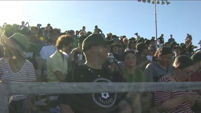 Thousands of baseball fans show up to Oakland Ballers' home opener