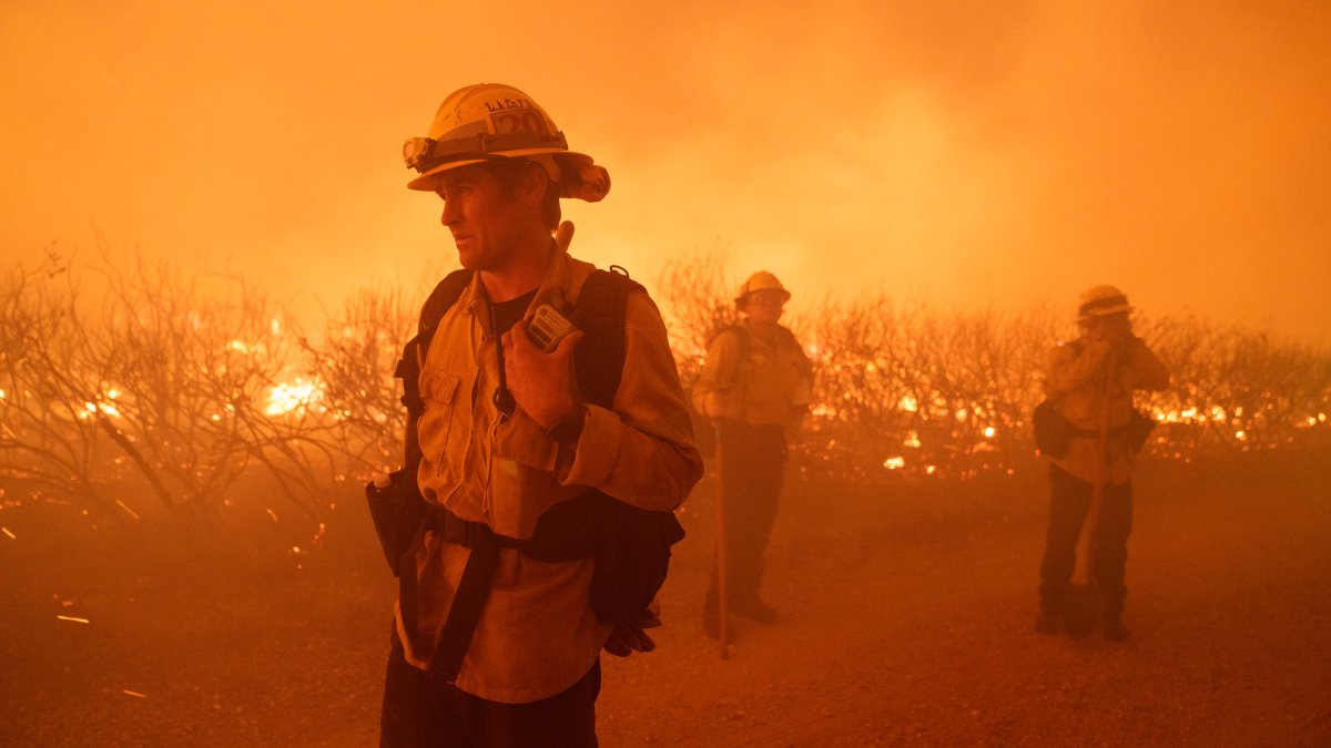 Wildfire north of Los Angeles spreads as authorities evacuate 1,200 ...