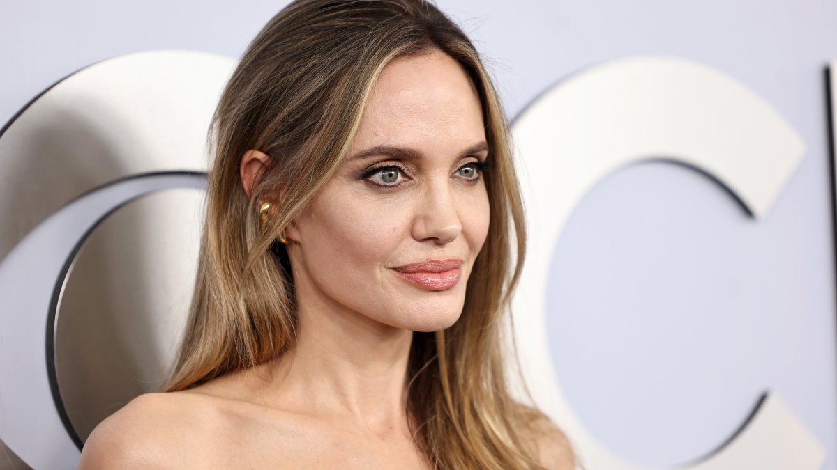 Angelina Jolie and daughter Vivienne shut down Tony Awards red carpet