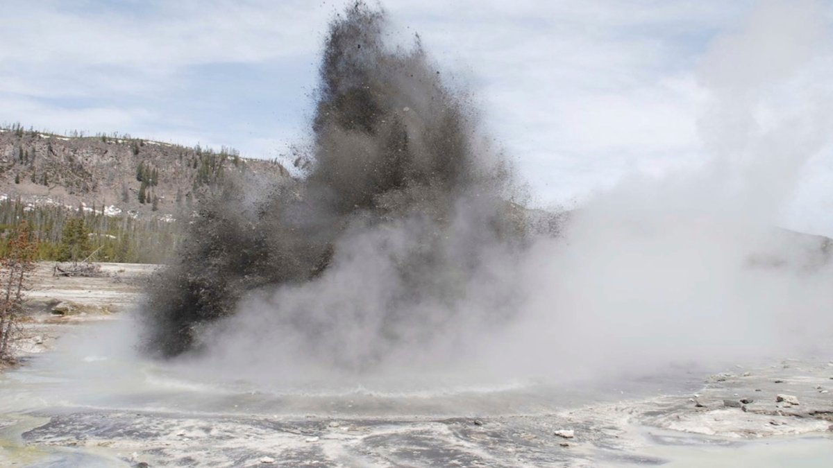 Geyser explosion sends dozens running for safety in Yellowstone – NBC ...