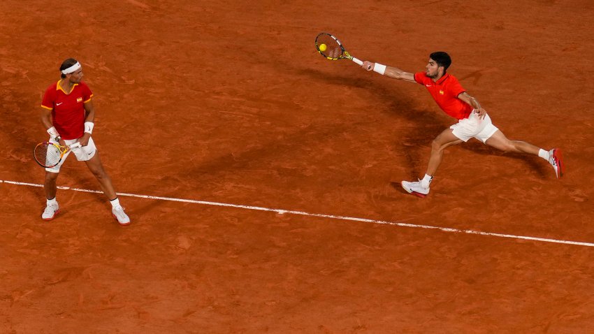 Los españoles Carlos Alcaraz y Rafael Nadal en su partido de dobles ante los estadounidenses Austin Krajicek y Rajeev Ram en los cuartos de final del torneo olímpico, el miércoles 31 de julio de 2024, en París. (AP Foto/Manu Fernandez)