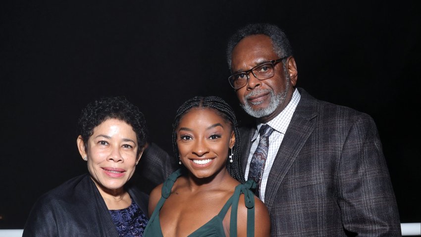 (L-R) Nellie Biles, honoree Simone Biles, and Ronald Biles attend the 2021 InStyle Awards