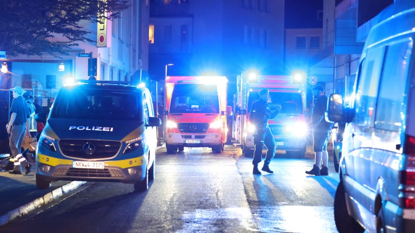 23 August 2024, North Rhine-Westphalia, Solingen: Police and ambulances stand near the scene. There were fatalities and injuries in an attack at the city’s 650th anniversary celebrations. The murder weapon was presumably a knife, according to police sources. The police sounded a major alarm.