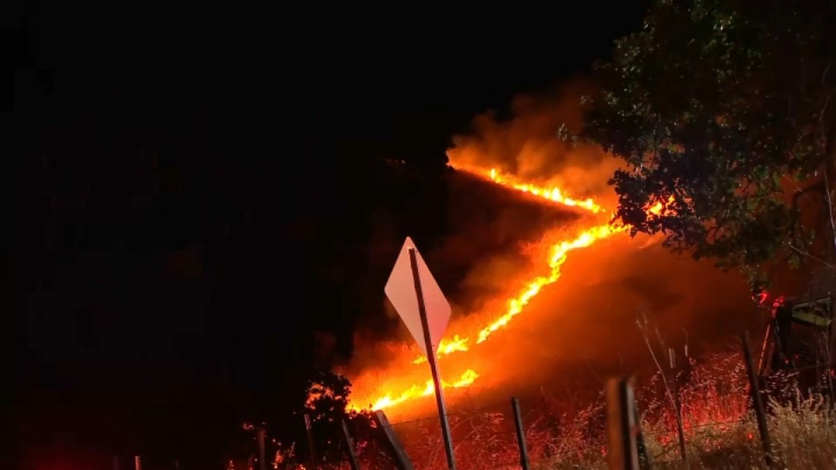 Forward progress stopped on brush fire in East San Jose – NBC Bay Area