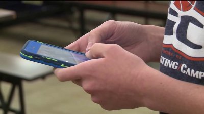 Gov. Newsom signs bill restricting student cellphone use at school