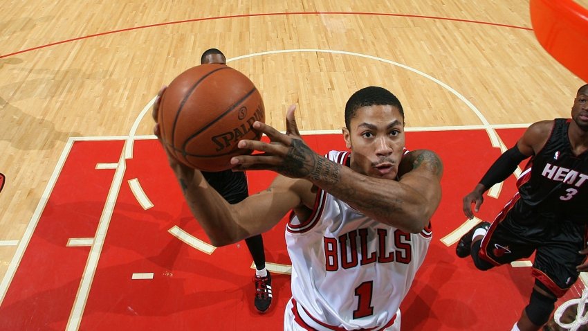 Derrick Rose drives to the basket