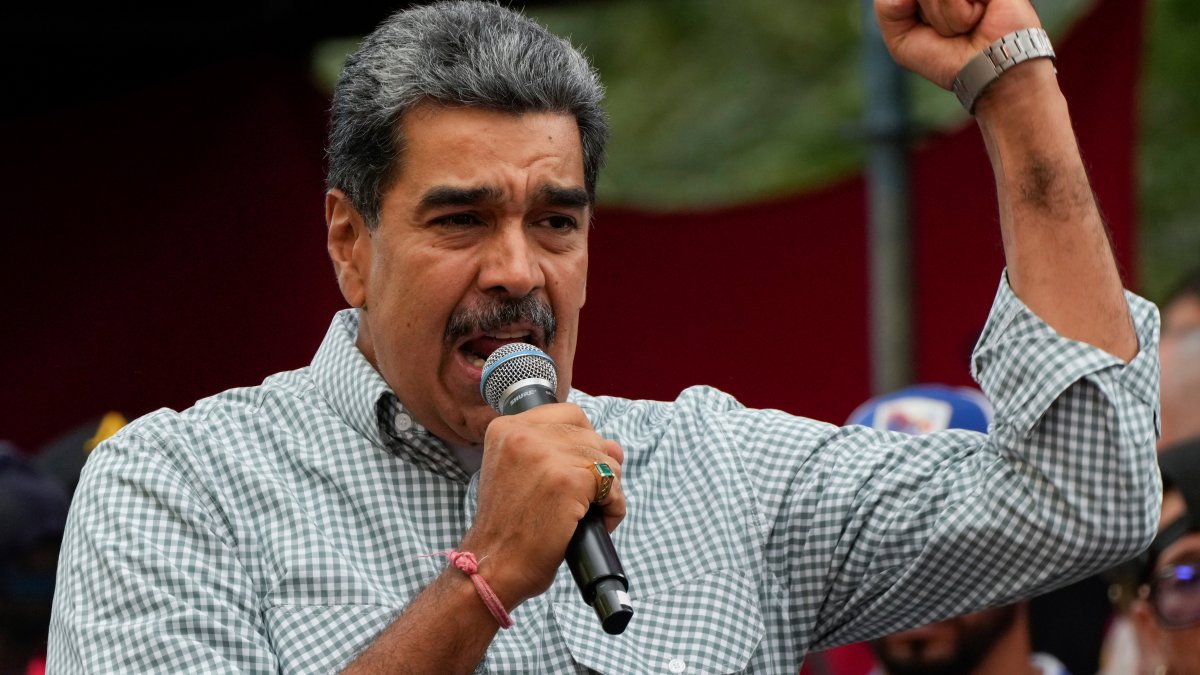 Venezuelan opposition calls on US to cancel oil company licenses to pressure Maduro