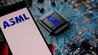 An icon of ASML is displayed on a smartphone, with an ASML chip visible in the background.