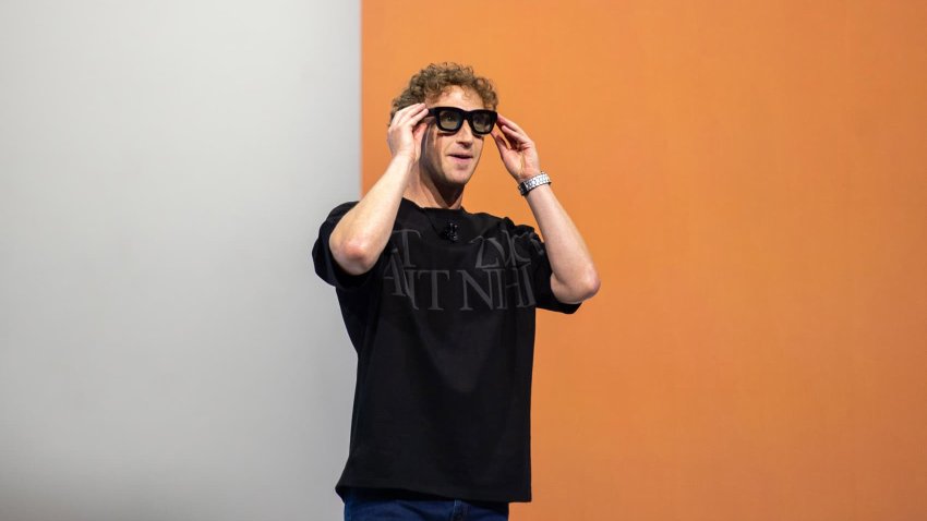 At the Meta Connect developer conference, Mark Zuckerberg, head of the Facebook group Meta, shows the prototype of computer glasses that can display digital objects in transparent lenses.