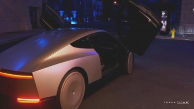 Elon Musk unveils Tesla's robotaxi