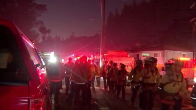 Two homes damaged, 500 evacuated in Oakland Hills fire