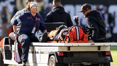 Browns LB Jeremiah Owusu-Koramoah carted off, hospitalized after hit to head