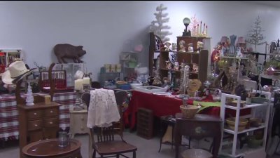 Vintage holiday pop-up shops take over vacant storefront in San Jose