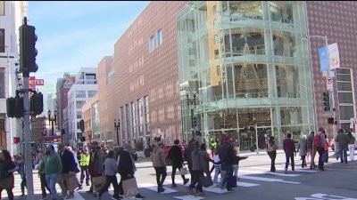 Tourists, shoppers flock to San Francisco searching for holiday deals