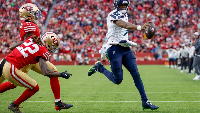 SANTA CLARA, CALIFORNIA – NOVEMBER 17: Geno Smith #7 of the Seattle Seahawks runs for a touchdown in the fourth quarter of a game against the San Francisco 49ers at Levi’s Stadium on November 17, 2024 in Santa Clara, California. (Photo by Lachlan Cunningham/Getty Images)