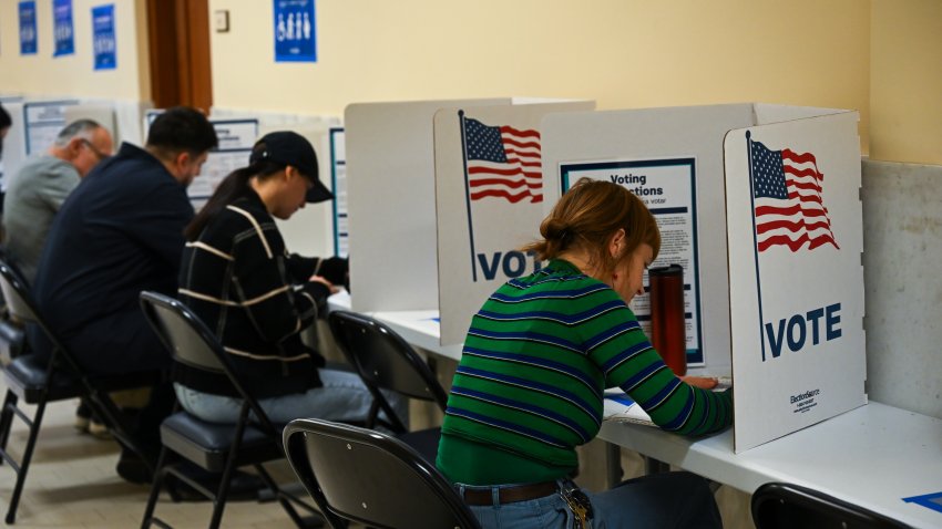 Citizens cast their vote.