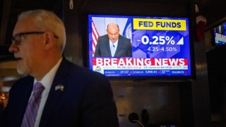 A television station broadcasts the Federal Reserve’s interest-rate cut on the floor of the New York Stock Exchange (NYSE) in New York, US, on Wednesday, Dec. 18, 2024.