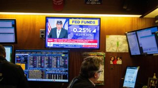 A television station broadcasts the Federal Reserve’s interest-rate cut on the floor of the New York Stock Exchange (NYSE) in New York, US, on Wednesday, Dec. 18, 2024. 