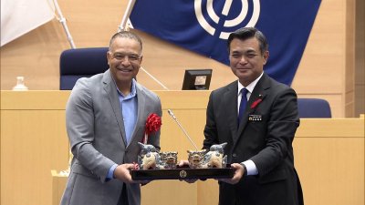 Dodgers manager Dave Roberts honored in Japan