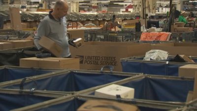 US Postal Service worker shares holiday shipping tips