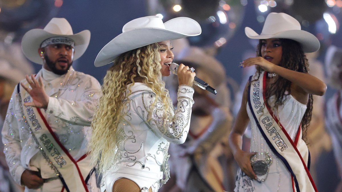 Beyoncé performs with daughter Blue Ivy during Ravens-Texans halftime ...
