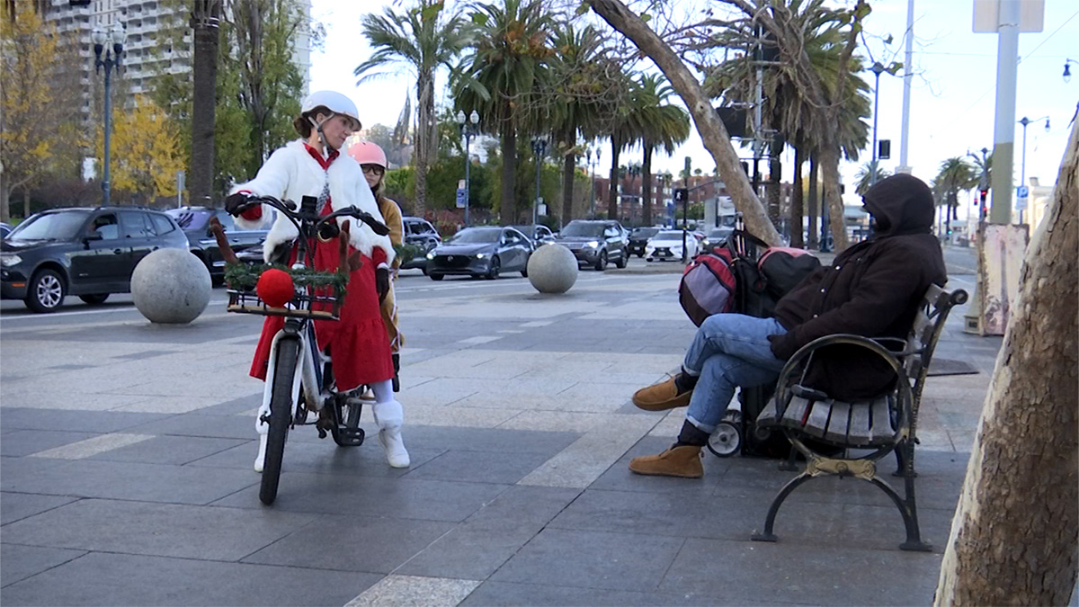 San Francisco mother-daughter duo spread holiday cheer (and socks) to ...