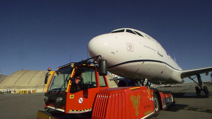 United Airline’s new electric super tug.