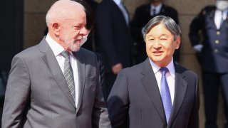 Brazil’s President Luiz Inacio Lula da Silva (L) walks with Japan’s Emperor Naruhito (R) during a welcoming ceremony at the Imperial Palace in Tokyo on March 25, 2025.