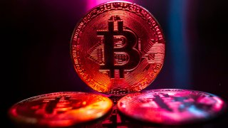 [CNBC] Bitcoin falls as investors slash gains from historic rally on U.S. tariffs pause