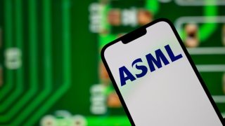 [CNBC] Critical chip firm ASML posts lower-than-expected net bookings in first quarter
