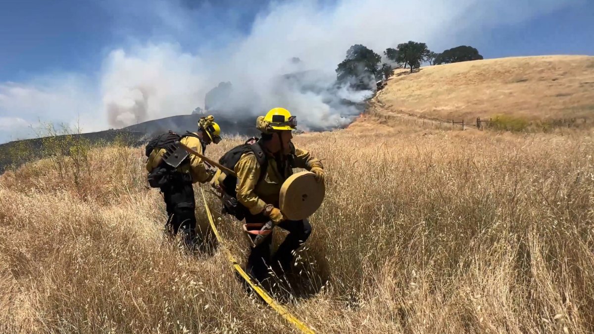 Vacaville brush fire burning off Interstate 80 – NBC Bay Area