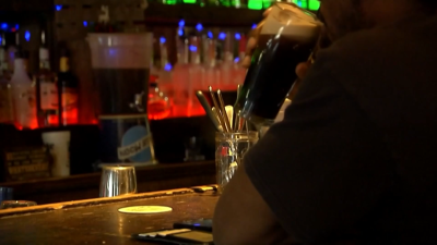 Estudio: más personas están muriendo de cáncer relacionado por el alcohol, especialmente hombres