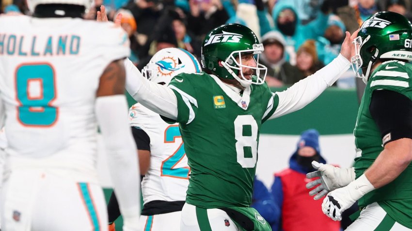 Quarterback Aaron Rodgers intends to sign with the Pittsburgh Steelers, according to multiple reports
