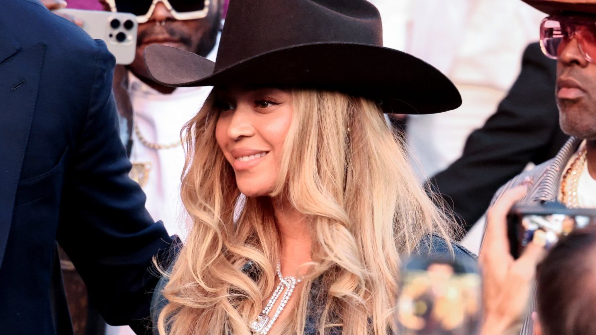 Beyoncé stops performance after flying car tilts over crowd – NBC Bay Area