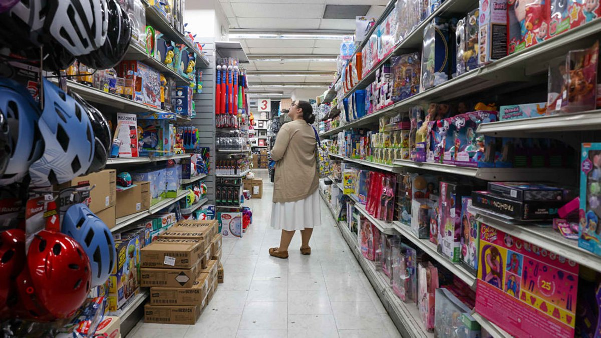 Rising inflation and a deteriorating job market puts the Fed and Americans in a difficult spot