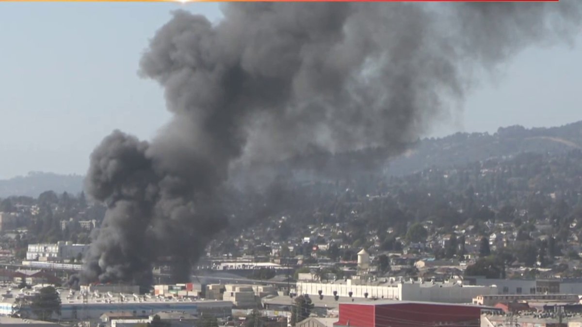 4-alarm structure fire erupts in Oakland
