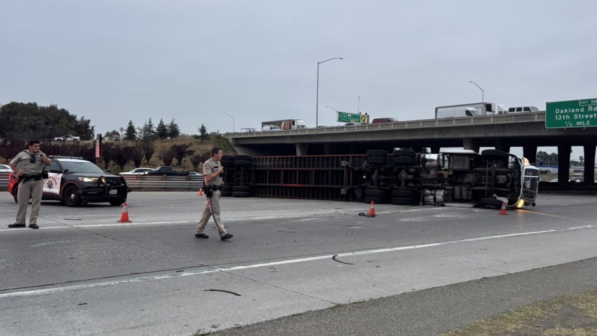 Overturned big-rig blocks lanes of southbound Highway 101 in San Jose ...