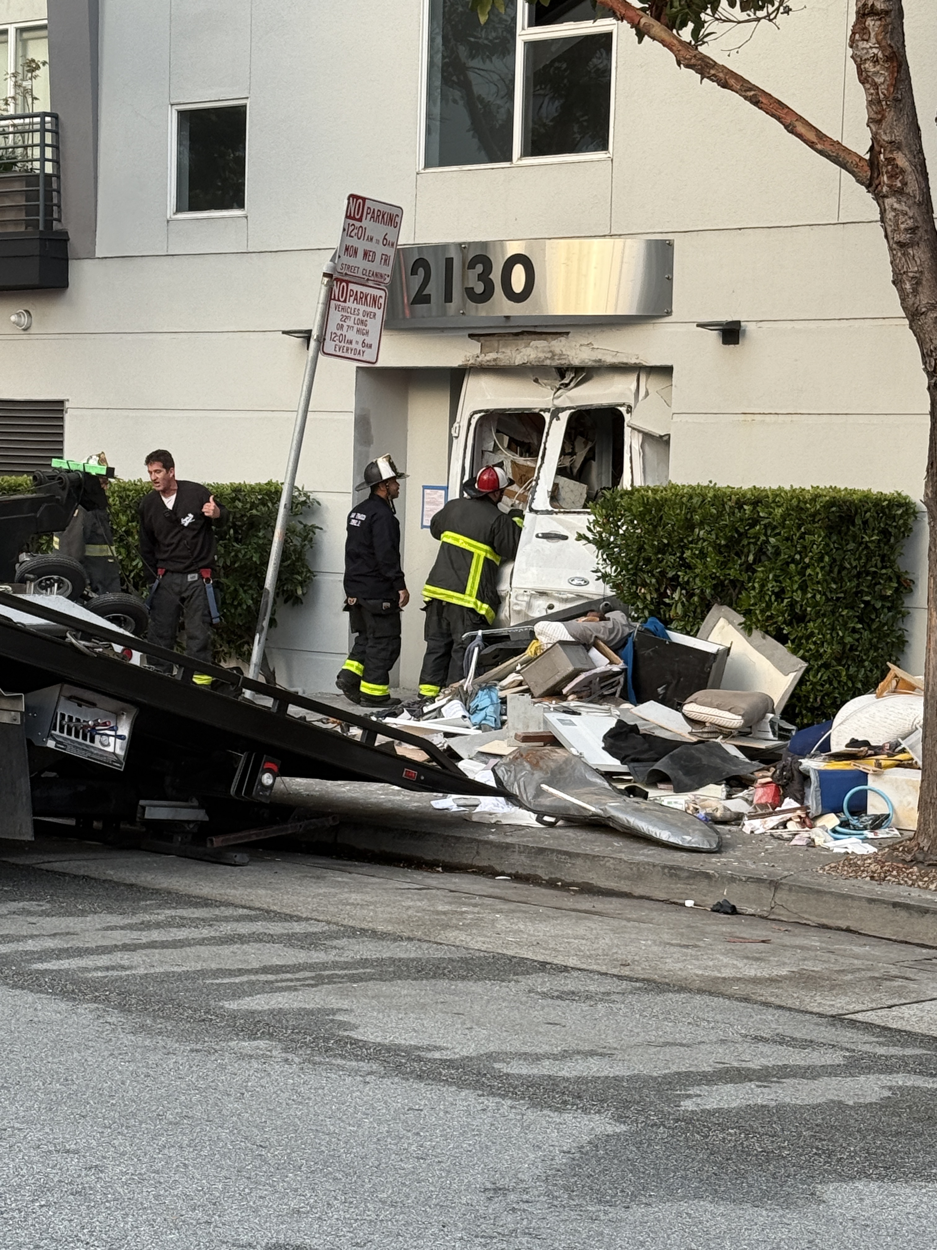 1 dead after vehicle crashes into building in San Francisco