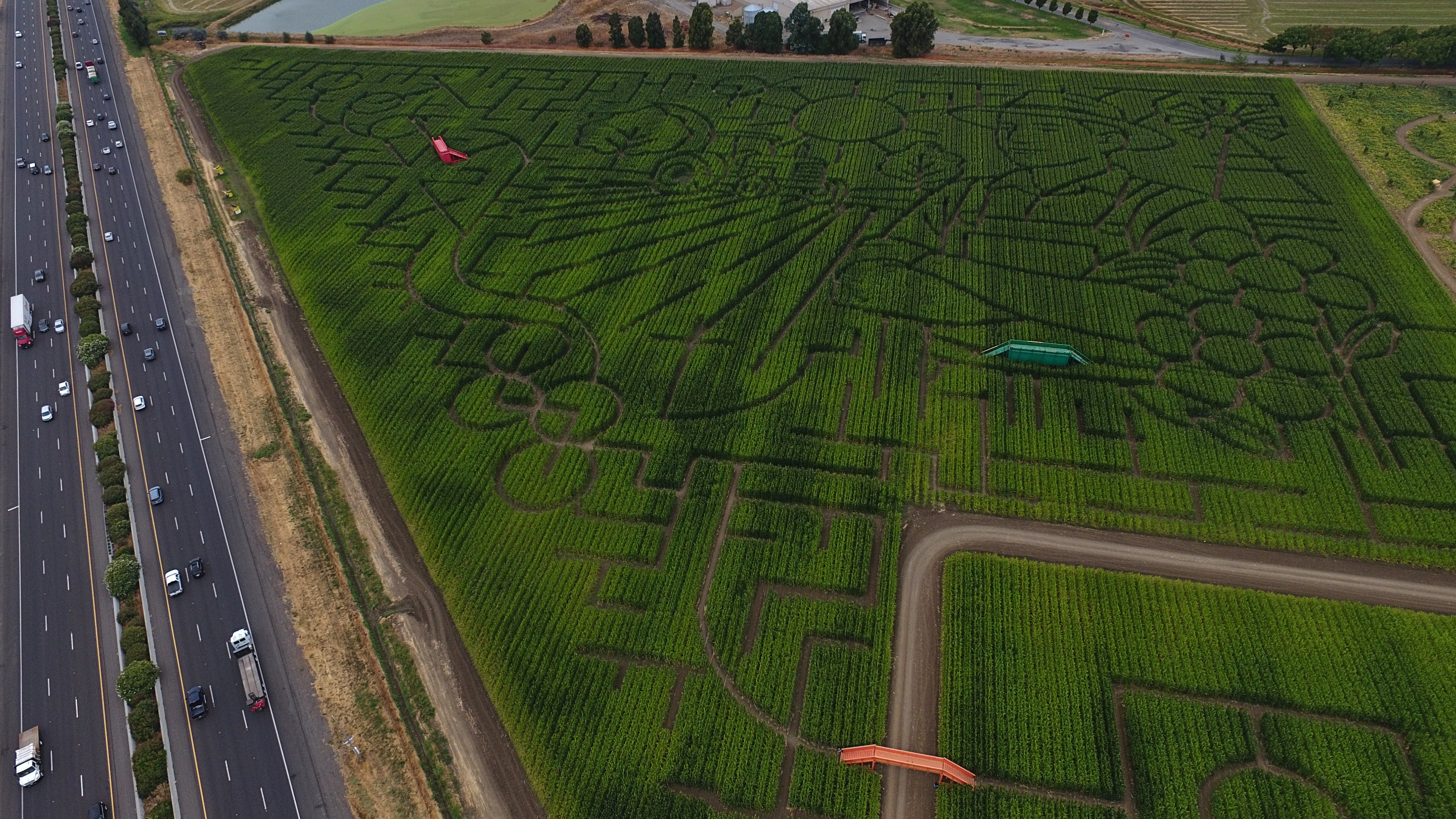 82MAJOR エトゥメ ソンビン サインポラロイド ポラ Cool Patch Pumpkins corn maze lets visitors enjoy getting lost