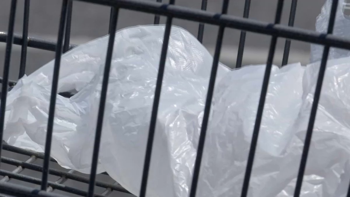 California sues plastic bag makers for noncompliance