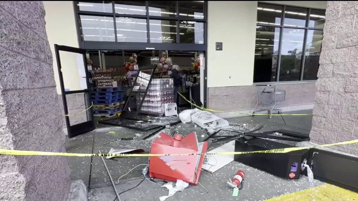 Oakland police looking for suspects accused of trying to steal ATM