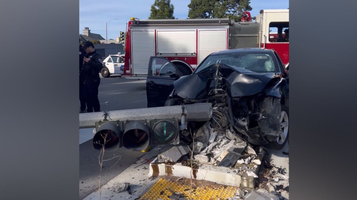 3 hospitalized after vehicle crashes into traffic light pole in San Francisco