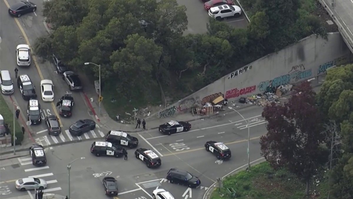 Suspects hit San Francisco police officer, lead Oakland police on chase