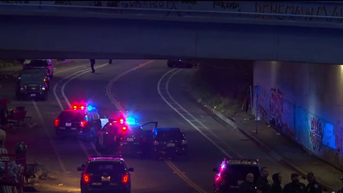 Suspects hit San Francisco police officer, lead Oakland police on chase ...
