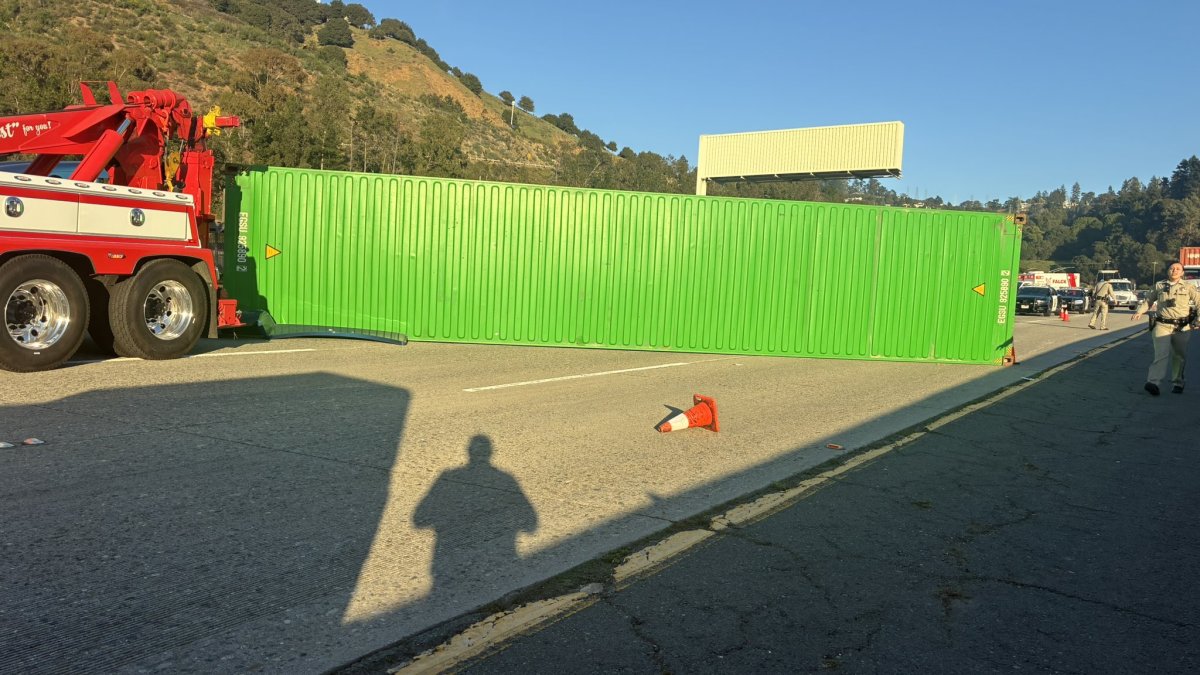 Person hospitalized, Hwy. 24 lanes closed after multi-vehicle crash in Oakland