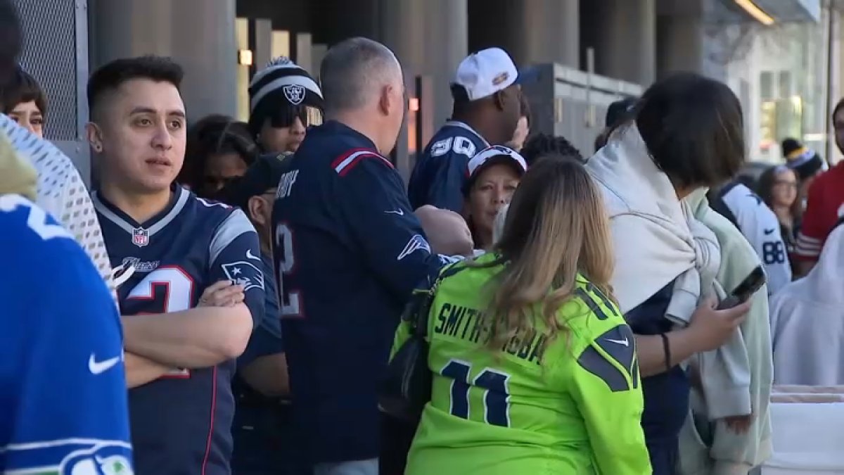 Super Bowl Opening Night in San Jose draws hundreds of Seahawks, Patriots fans