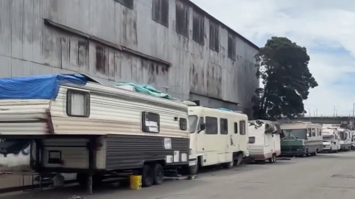 Oakland passes measure to clear RVs and cars used as shelter from public spaces