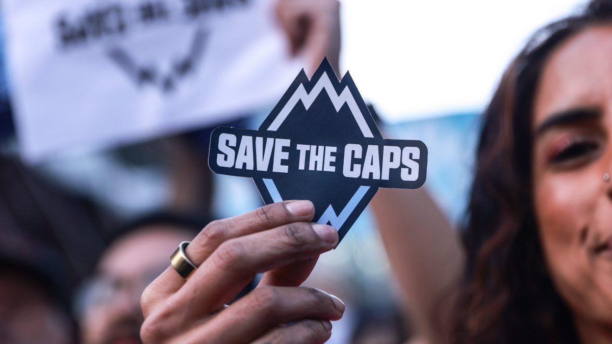 تخاطر مدينة فانكوفر المضيفة لكأس العالم بخسارة ناديها وايت كابس من الدوري الأمريكي لكرة القدم