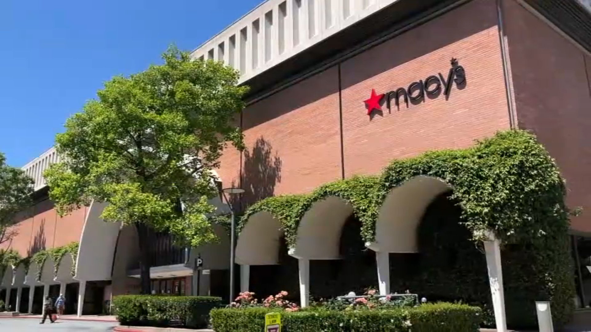 Guard at Stanford Shopping Center allegedly used security cameras to spy on girls